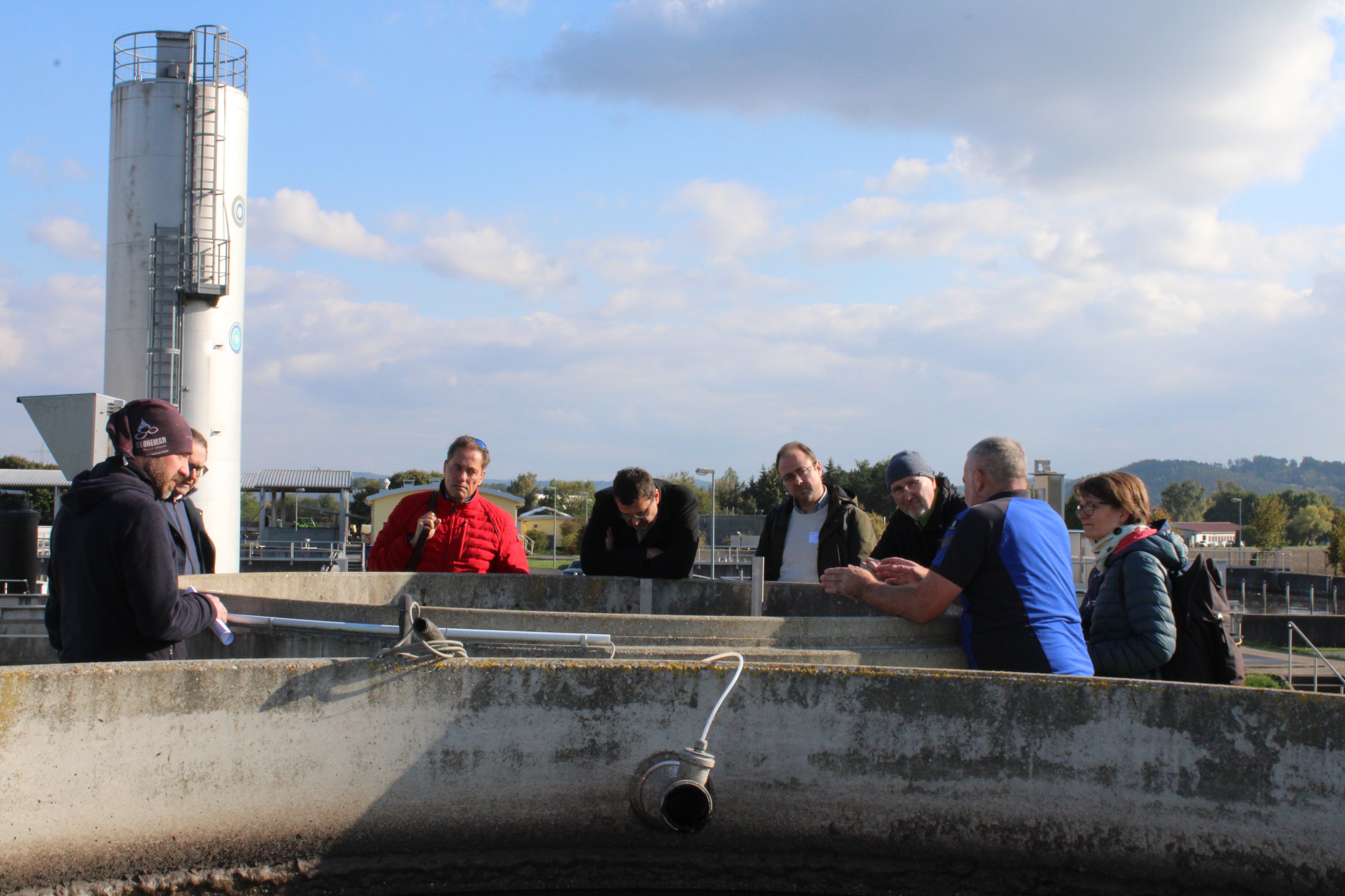An mehreren Stationen auf der Kläranlage Heubisch tauchten die Teilnehmenden in die Versuche des Projektes Pho2zon. ©HySON-Institut
